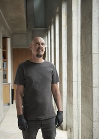 Mr. Inbetween – Ray Shoesmith (Scott Ryan)