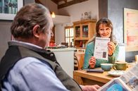 Watzmann ermittelt – Frühstück im Hause Beissl: Elisabeth (Barbara Weinzierl, rechts) beschwert sich über den Reparaturstau. Beissl (Andreas Giebel, links) will nur in Ruhe seine Zeitung lesen.