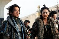 Dragon Blade – Jackie Chan als Huo An, l.