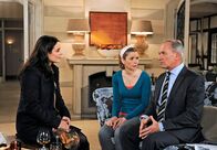 Rote Rosen – ARD ROTE ROSEN FOLGE 1215 Uhr im ERSTEN. Susann (Elisabeth Lanz, l.) unterstützt Fenjas (Carola Schnell, M.) Wunsch, Köchin zu werden. Doch Roman (Johannes Terne, r.) bleibt unerbittlich.