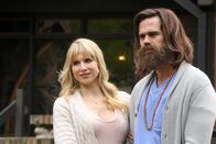 New Girl – Die alternative Genevieve (Lucy Punch, l.) lernt ihren Freund Sam (David Walton, r.) bei einem Zusammentreffen mit Nick ganz neu kennen. Unterdessen hat Winston Angst vor seinem Date ...
