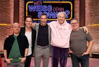 Wer weiß denn sowas? – Moderator Kai Pflaume (M.) und seine Rateteam-Kapitäne Bernhard Hoëcker (l.) und Elton (r.) begrüßen in dieser Sendung den Sänger Alexander Klaws (2.v.l.) und den Schauspieler Reiner Schöne (2.v.r.).