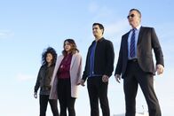 Scorpion – Ein nahender Tsunami droht auf einen Atomreaktor zu stoßen. Können (v.l.n.r.) Happy (Jadyn Wong), Paige (Katharine McPhee), Walter (Elyes Gabel) und Cabe (Robert Patrick) die Katastrophe noch abwenden?
