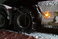 Ice Road Rescue - Extremrettung in Norwegen – Der Lkw hatte Ketten angelegt, rutschte aber trotzdem in den Graben. (National Geographic für Disney)