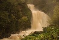 Jenseits der Alpen – Wasserfall nach schwerem Herbstregen