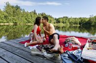 Sturm der Liebe – Am See will Paul (Sandro Kirtzel, r.) Romy (Désirée von Delft, l.) eigentlich beim Lernen helfen, doch die Ablenkung ist einfach zu groß.