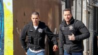 Chicago P.D. – Jose Torres (Dennis Garcia, l.) und Jay Halstead (Jesse Lee Soffer, r.)