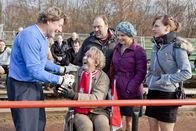 Danni Lowinski – Als das Bänker-Team schummelt und einen brasilianischen Fußballspieler einsetzt, tritt Kurt auf den Plan und lässt seine alten FC-Verbindungen spielen. Danni (Annette Frier, 2.v.r.), Bea (Nadja Becker, r.) und Silvio (Waldemar Kobus, M.) sind begeistert, als sie Toni Schumacher (Toni Schumacher, l.) am Spielfeld antreffen ...