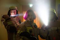 WIR – Die Feuerwehrleute Sascha (Gerdy Zint, l.), Katha (Bineta Hansen, M.) und Tom (Matti Schmidt-Schaller) werden nach einem Alarm in die Schule gerufen.