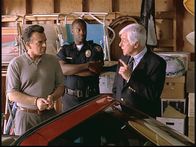 Diagnose: Mord – Mark Sloan (Dick Van Dyke, r.) fühlt John (l.), dem Mann einer alten Freundin, auf den Zahn. Er wird verdächtigt, seinen Nachbarn umgebracht zu haben.