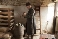 Father Brown – Wilf Fernsley (Joe Sims) durchwühlt seine spärlichen Besitztümer. Hat er etwas mit dem Tod seines Bruders Ivan Fernsley zu tun?