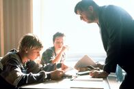Crazy – Jeden Tag wartet auf Benjamin (Robert Stadlober, l.) und Janosch (Tom Schilling, M.) eine besondere Qual: der Matheunterricht bei Herrn Richter (Germain Wagner, r.). Denn beide gehören zu der Sorte der Matheschüler, die einfach nichts verstehen ...