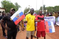 Putins Afrika-Deals - Söldner gegen Rohstoffe – Team Wagner: Große Teile der Bevölkerung stehen hinter den Russen, weil die Söldner die Gewalt im Land eingedämmt haben.