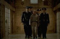 The Green Mile – Auf grünem Linoleum beginnt für Eduard (Michael Jeter, M.) der lange Weg zwischen Zelle zu dem elektrischen Stuhl. Auf seinem letzten Weg findet er den nötigen Beistand der Wärter (v.l.n.r.) Harry (Jeffrey DeMunn), Dean (Barry Pepper), Brutus Howell (David Morse) und Paul (Tom Hanks) ...