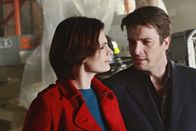 Castle – Im Verlauf der Ermittlung erfährt Castle (Nathan Fillion, r.), welchen persönlichen Verlust Kate Beckett (Stana Katic, l.) zu verkraften hatte ...