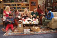 The Big Bang Theory – Endlich wieder alle vereint: Bernadette (Melissa Rauch, l.), Howard (Simon Helberg, 2.v.l.), Sheldon (Jim Parsons, 3.v.r.), Leonard (Johnny Galecki, 3.v.l.), Penny (Kaley Cuoco, M.), Raj (Kunal Nayyar, r.) und Amy (Mayim Bialik, 2.v.r.) ...