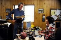 The Middle – Mike (Neil Flynn, l.) erwischt Axl (Charlie McDermott, r.) beim Schule schwänzen und entschließt sich deswegen, ihn zur Strafe mit in den Steinbruch zu nehmen ...