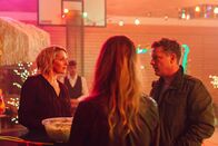 Fritzie - Der Himmel muss warten – Fritzie (Tanja Wedhorn, l.) ist fassungslos, dass Stefan (Florian Panzner, r.) seine neue Freundin Laura (Bettina Burchard, M.) einfach zum Schulkonzert mitgebracht hat.