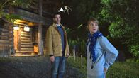 Le Chalet – Die werdenden Eltern Adèle (Emilie de Preissac, r) und Manu (Manu Laverne, l) treffen in einem renovierten Chalet im Dorf Valmoline ein, wo 20 Jahre zuvor bereits eine andere Familie einen Neuanfang suchte.