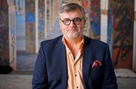 Hape Kerkeling - Total normal – Die Dokumentation ist eine filmische Reise in den beruflichen und persönlichen Kosmos von Hans-Peter Kerkeling, zu Freunden und Feinden - und zu den wichtigsten Stationen seines Lebens und seiner Karriere: vom Ruhrgebiet über Amsterdam bis zum Jakobsweg. Der Film ist auch eine unterhaltsame Tour durch die Geschichte der Bundesrepublik Deutschland, in der Hape Kerkeling wie kaum ein anderer Fernsehgeschichte geschrieben - und sich dabei immer wieder neu erfunden hat." - Am 9. Dezember 2024 wird Hape Kerkeling 60 Jahre alt.