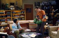 The Big Bang Theory – Während Leonard und Howard ein Doppeldate mit Penny und Bernadette haben, bequatschte Raj (Kunal Nayyar, l.) Sheldon (Jim Parsons, r.), mit ihm auszugehen, um eine Frau kennenzulernen ...