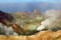 Leben mit Vulkanen – Über den Kratersee des Vulkans White Island im Norden Neuseelands ziehen in dichten Schwaden austretende vulkanische Gase, sogenannte Fumarolen. Das Magma befindet sich hier nur 500 Meter unter der Erdoberfläche.