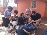 Verrückt nach Meer – Das Passagierpaar Miriam und Stephan schaut sich Kunsthandwerk im Nordosten von Kwazulu Natal in Suedafrika an. Bei den Ilala Weavers, einem Familienunternehmen, lokale Handwerksarbeiten gefertigt. Am bekanntesten ist der Handel mit handgewebten Zulu-Koerben aus Ilala-Palm-Fasern, die traditionell von Frauen in den Regionen Zululand und Maputaland im noerdlichen Kwazulu-Natal hergestellt werden.