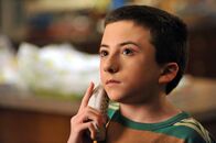 The Middle – Brick (Atticus Shaffer) versucht mit allen Mitteln, dem präsidialen Fitnesstest in der Schule zu entgehen und will dafür sogar den Präsidenten persönlich kontaktieren. In der Zwischenzeit freut sich Frankie riesig, dass sie und Mike endlich ein neues Bett kaufen, doch die Freude währt nur kurz ...