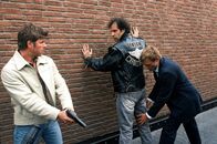 SK Kölsch – Falk (Dirk Martens, r.) und Jupp (Uwe Fellensiek, l.) verhaften Steinberg (Helmfried von Lüttichau, M.) aufgrund von Olgas Beschreibung.