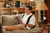 Two and a Half Men – Charlie (Charlie Sheen) erkennt, dass er sein Verhältnis zu seiner Mutter bereinigen muss, um jemals ein gutes Verhältnis zu Frauen zu haben ...
