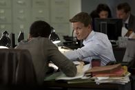 Common Law – Die Drogenfahndung will einen gewissen Garza festnehmen, doch bevor es dazu kommt, wird dieser erschossen. Travis (Michael Ealy, l.) und Wes (Warren Kole, r.) versuchen, den Täter dingfest zu machen ...