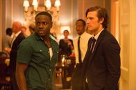 Endless Love – David (Alex Pettyfer, r.) ist nicht begeistert, dass Mace (Dayo Okeniyi, l.) Davids Ex-Freundin mit zu einer Party gebracht hat.