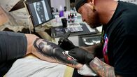 Tattoo: Edition Engelhard – Prozess der Herstellung einer Tätowierung.