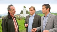Die Rosenheim-Cops – Hat Tierarzt Sendlinger (Daniel Friedrich, l.) von der Affäre seiner Frau mit dem Opfer erfahren? Die Kommissare Hansen (Igor Jeftic, r.) und Hartl (Michael A. Grimm, M.) ermitteln.