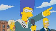 Die Simpsons – Kampagnemanagerin Lindsey Naegle (l.) und Homer (r.) unterstützen Marge (M.), als diese sich als Bürgermeisterin aufstellen lässt ...