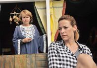 Einfach Rosa - Die Hochzeitsplanerin – Rosa (Alexandra Neldel) sorgt sich um ihre Mutter. Ruth (Petra Kelling) wiegelt ab: Nur weil sie ab und zu etwas verlegt oder vergisst, ist sie nicht senil!
