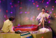 The Middle – Frankie (Patricia Heaton, l.) und Sue (Eden Sher, r.) genießen die Zeit miteinander im Spa.