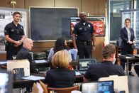 The Rookie – Bradford (Eric Winter, l.) und Sergeant Grey (Richard T. Jones, M.) bringen alle auf den neuesten Stand. Doch der Gesuchte ist extrem gefährlich. Neben Agent Fox (Kat Foster, r.) vom FBI, haben sich nun auch andere Bundesbehörden eingeschaltet, um den Täter endlich zu fassen.