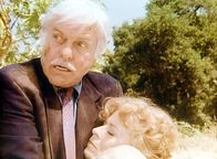 Diagnose: Mord – Dr. Sloan (Dick Van Dyke, l.) kümmert sich um die bei einem Autounfall verletzte Gretchen McLord (Holland Taylor, r.).