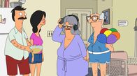 Bob's Burgers – Die Familie Belcher unternimmt einen Ausflug nach Florida, um dort Lindas Vater (r.) und Muter (2.v.r.) zu besuchen. Diese Leben in einem Altersheim, in dem es - zu Lindas (2.v.l.) und Bobs (l.) großem Schrecken - von in die Jahre gekommenen Swingern nur so wimmelt ...