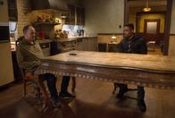 Elementary – Als die Freundin von Bell (Jon Michael Hill, r.) erst angegriffen und etwas später ihr Exmann tot gefunden wird, kann Holmes (Jonny Lee Miller, l.) sich den Zusammenhang nicht direkt erschließen. Dabei entgeht ihm normalerweise kein Detail ...
