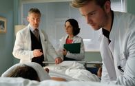 In aller Freundschaft – Dr. Kaminski (Udo Schenk, li.) testet das Wissen seiner beiden PJler Claudia Haller (Sophie Hess, mi.) und Florian Klein (Aaron Koszuta, re.). Während Frau Haller nur das offensichtliche sieht, schaut Florian Klein über den Tellerrand. Kaminski ist beeindruckt von Florians diagnostischem Gespür und seiner Empathie.