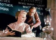 Cheyenne – Die Lehrerin Deborah Wright (Carroll Baker), eine Quäkerin, unterrichtet die Cheyenne-Kinder. Captain Thomas Archer (Richard Widmark) macht ihr den Hof.