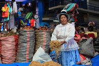 Unsere Kontinente – Auf dem Markt in Urubamba in Peru bietet die ländliche Bevölkerung ihre Waren an.