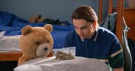 Ted – Ted (l.); John Bennett (Max Burkholder, r.)