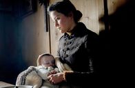 Davos 1917 – Endlich vereint: Johanna (Dominique Devenport) darf ihre Tochter kurz im Arm halten.