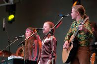 Unser Land in den 90ern – Die "Kelly Family" landete 1994 mit der Single "An Angel" ihren ersten großen Hit und verkauften Millionen Platten. (Archivfoto 1994, Konzert in der Waldbühne Berlin, v.li.: Paddy, Angelo, und Joey)
