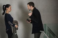 Elementary – Joan (Lucy Liu) takes her first case without Sherlock (Jonny Lee Miller): the disappearance of a woman who left behind a tearful break-up video to her husband that mentioned a murder on a subway platform,