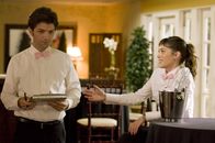 Party Down – Henry Pollard (Adam Scott, l.); Casey Klein (Lizzy Caplan, r.)