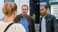 Watzmann ermittelt – Jerry Paulsen (Peter Marton, r.) und Benedikt Beissl (Andreas Giebel, 2.v.r.) sind überrascht Johanna (Ines Lutz, l.) vor der Kosmetik-Oase anzutreffen.